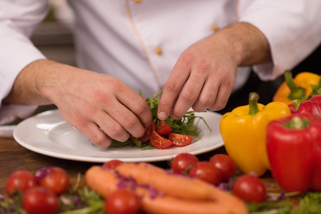Kucharz przygotowujący potrawę